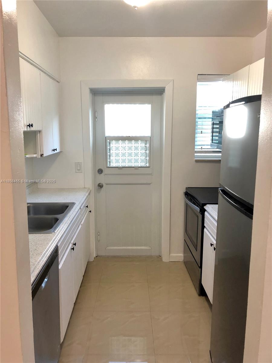 8227 Crespi Blvd #3