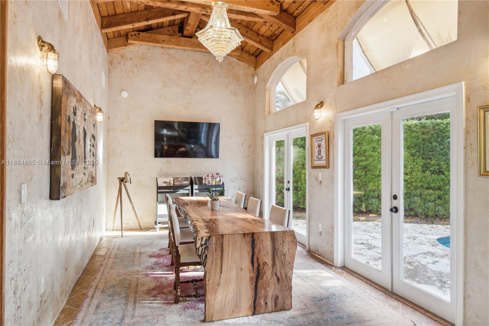 6350 Pinetree Dr Miami Beach, FL 33141