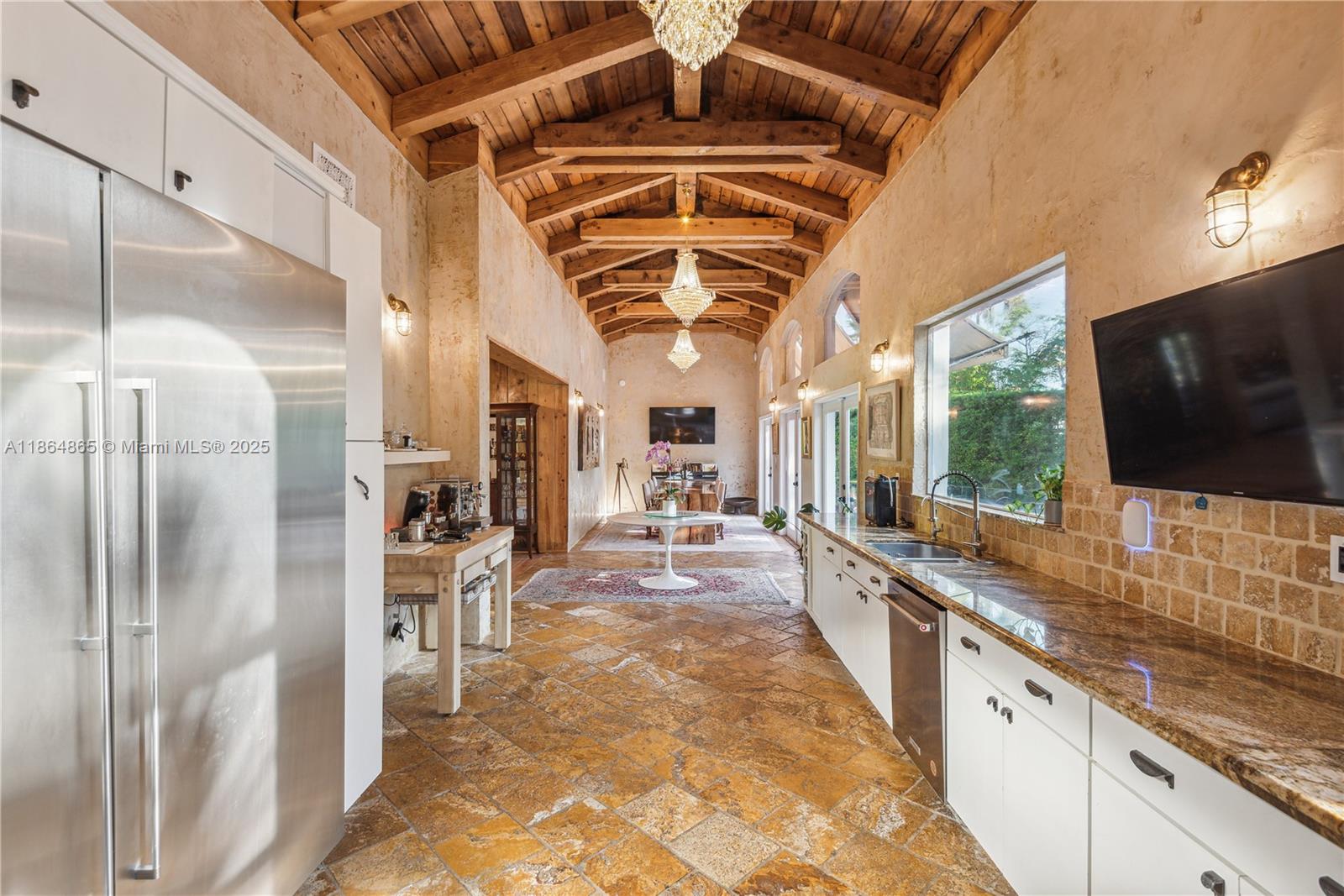 6350 Pinetree Dr Miami Beach, FL 33141