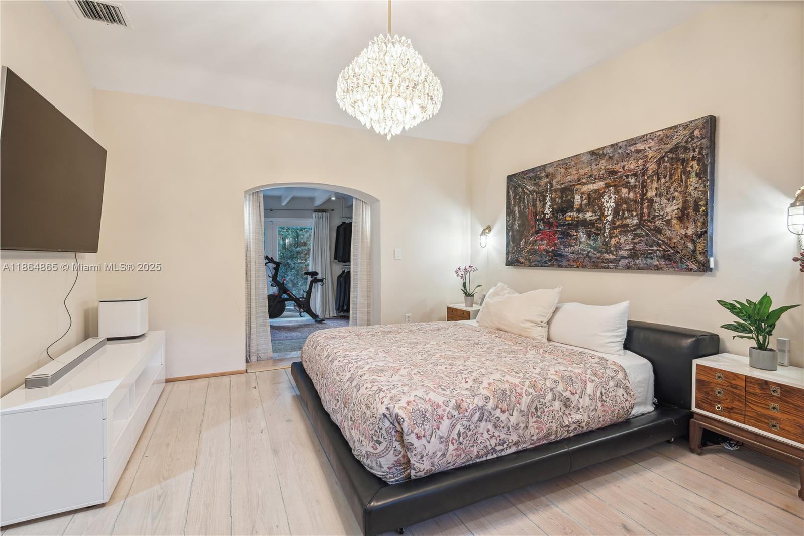 6350 Pinetree Dr Miami Beach, FL 33141