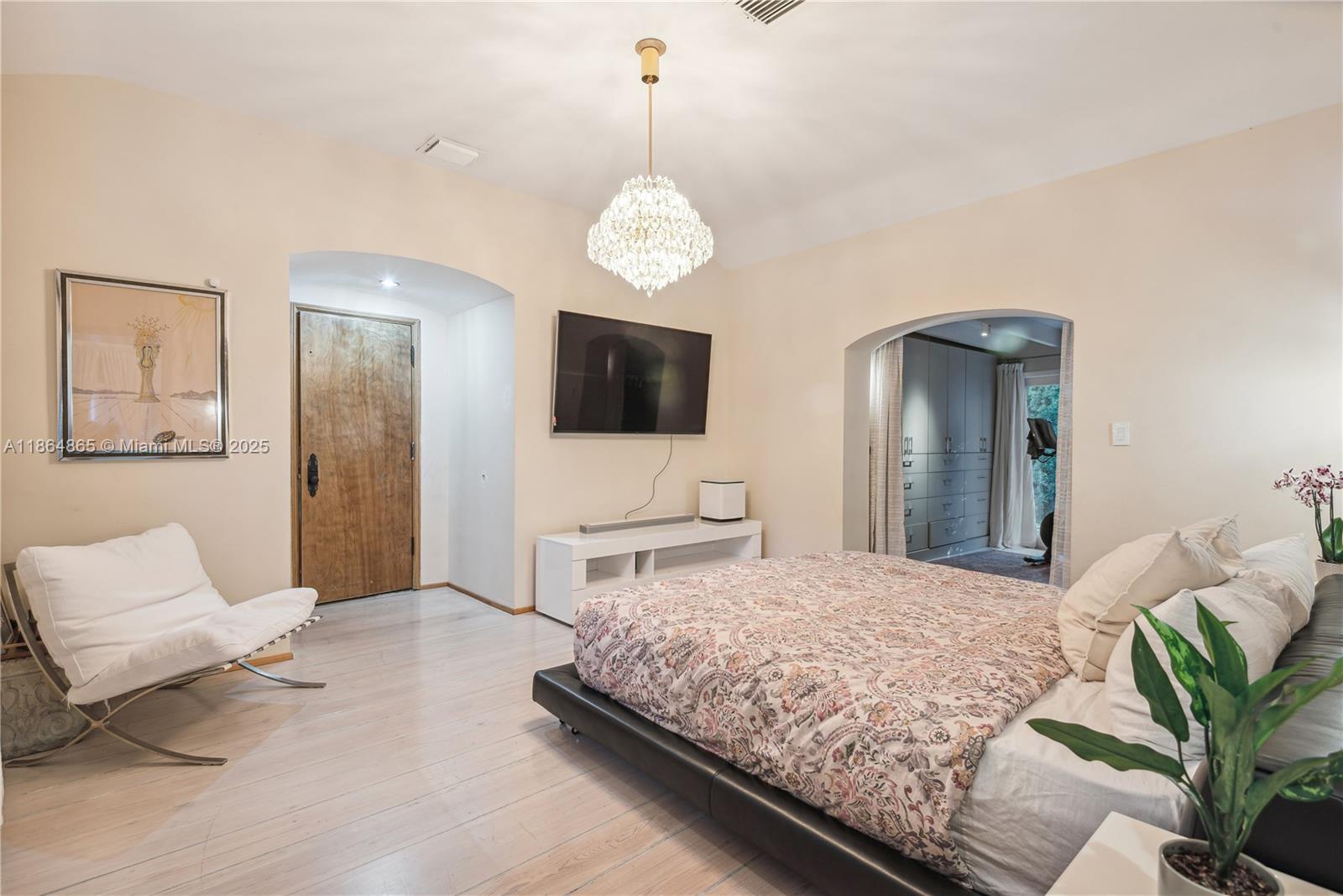 6350 Pinetree Dr Miami Beach, FL 33141