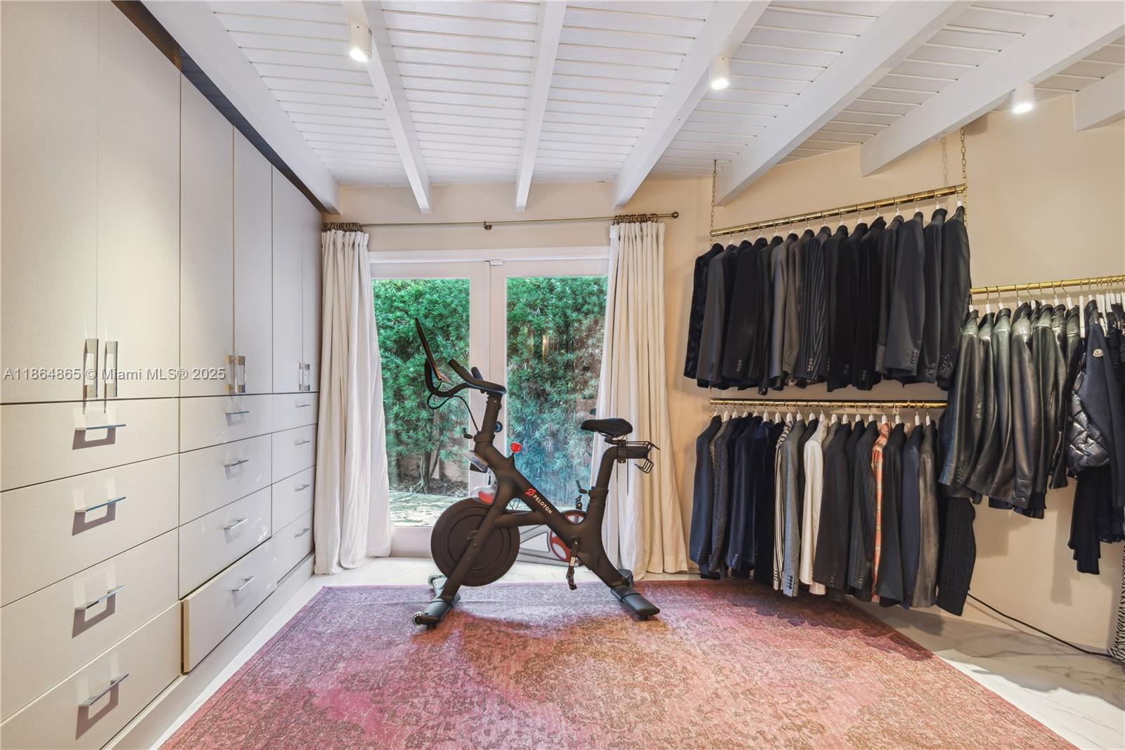 6350 Pinetree Dr Miami Beach, FL 33141