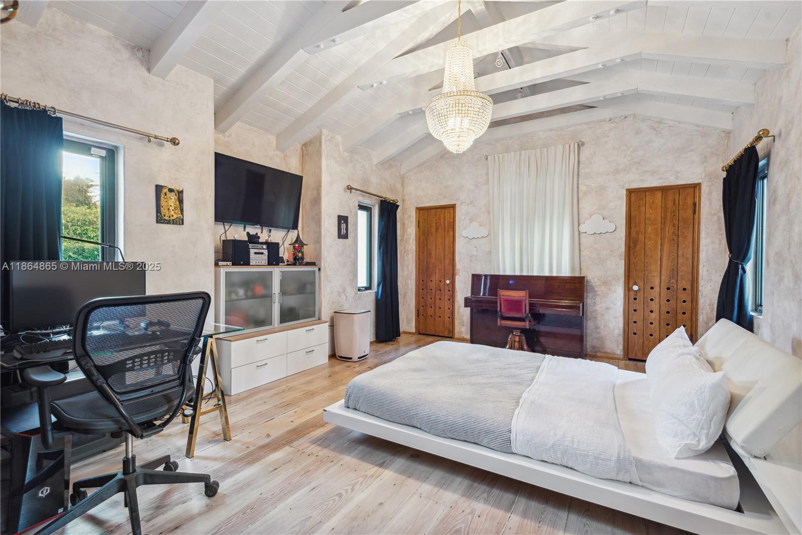 6350 Pinetree Dr Miami Beach, FL 33141