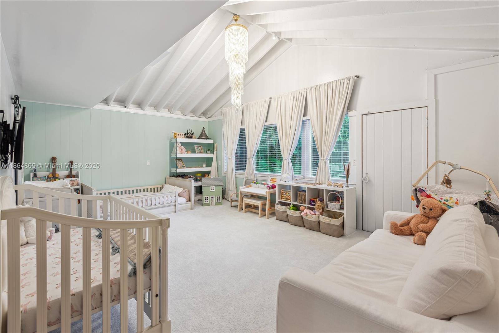 6350 Pinetree Dr Miami Beach, FL 33141