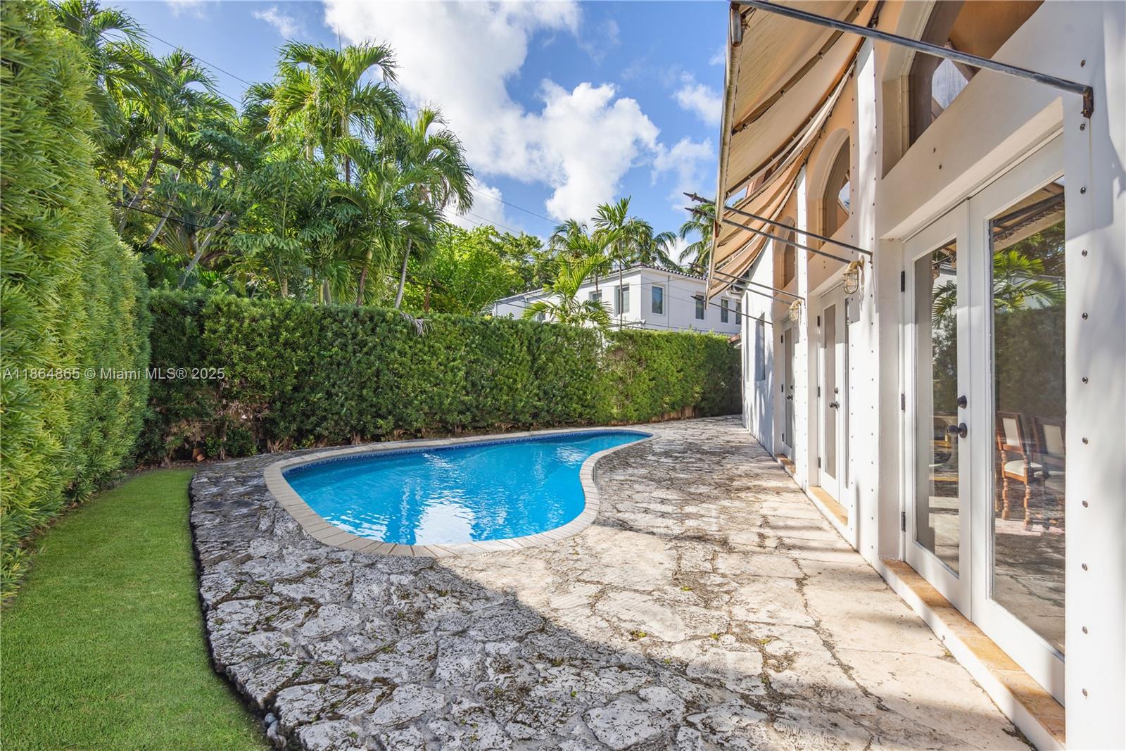 6350 Pinetree Dr Miami Beach, FL 33141