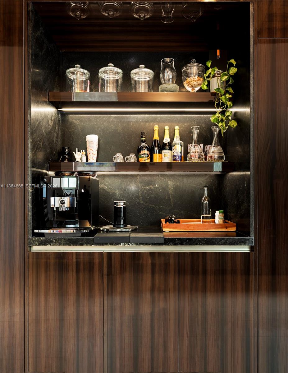 6350 Pinetree Dr Miami Beach, FL 33141