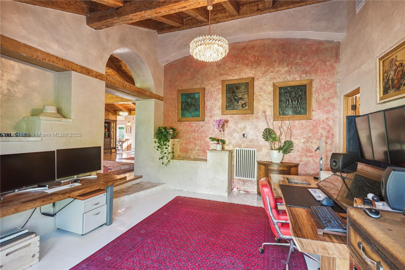 6350 Pinetree Dr Miami Beach, FL 33141