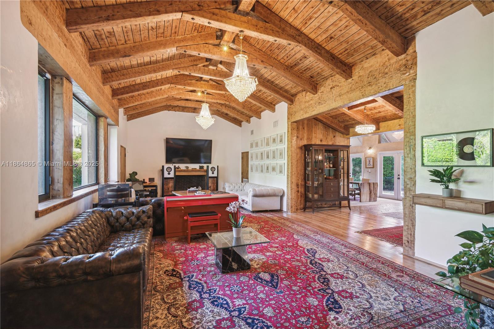 6350 Pinetree Dr Miami Beach, FL 33141