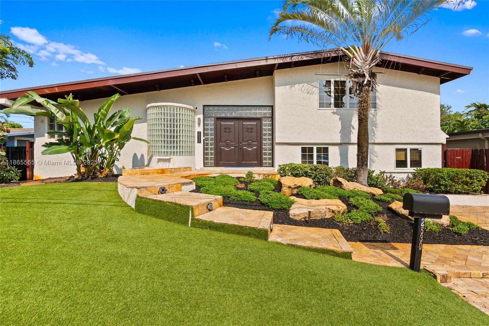 2530 Okeechobee Ln