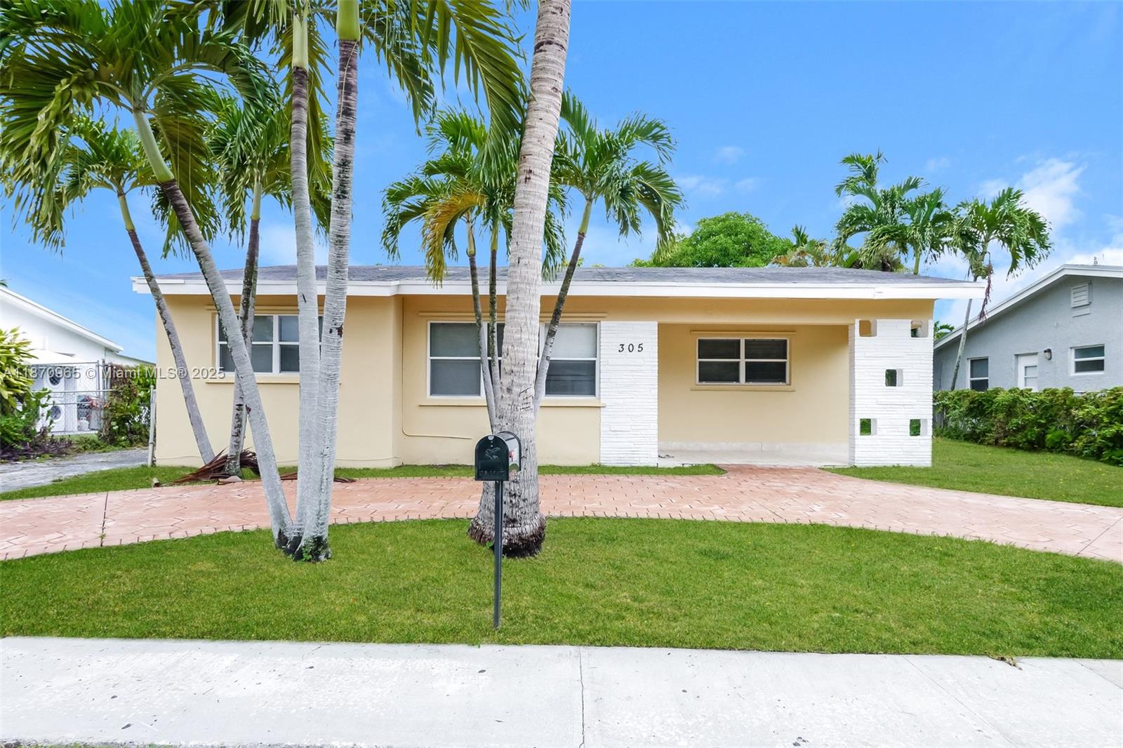 305 SW 9th Ter