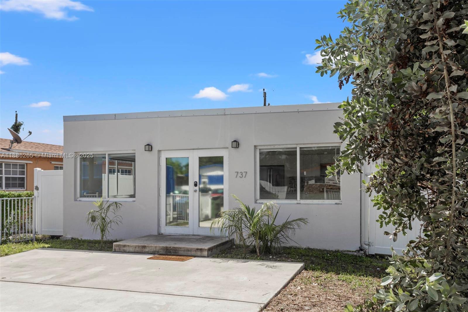 737 NW 4th St