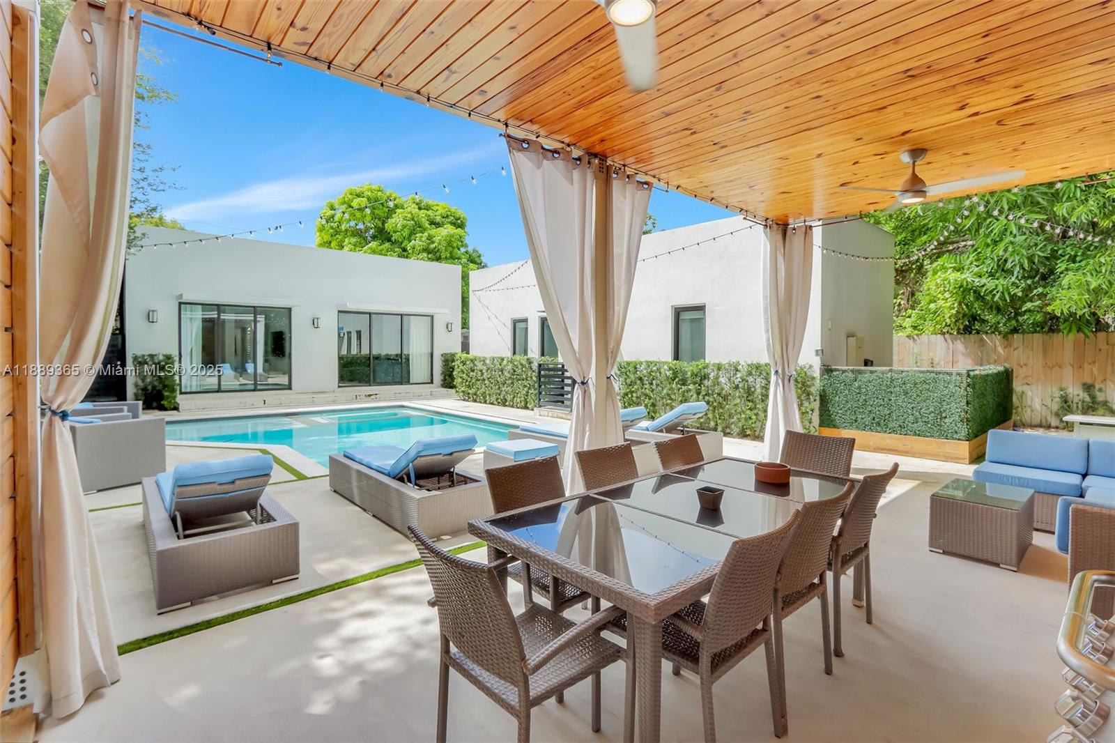 121 NW 41st St Miami, FL 33127