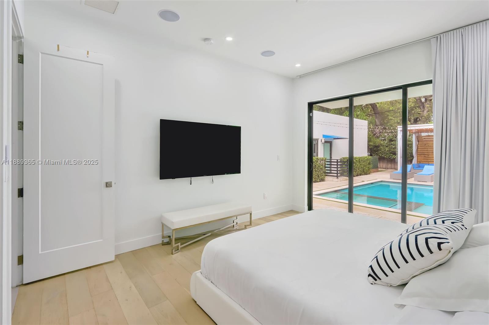 121 NW 41st St Miami, FL 33127