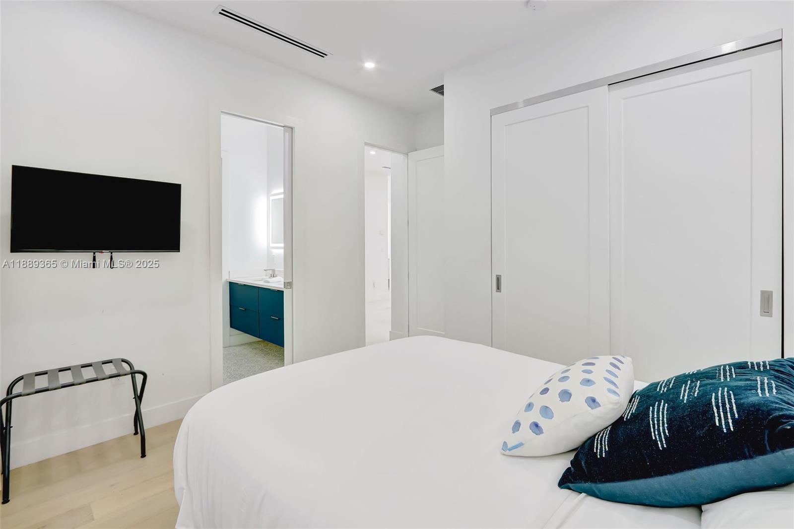 121 NW 41st St Miami, FL 33127