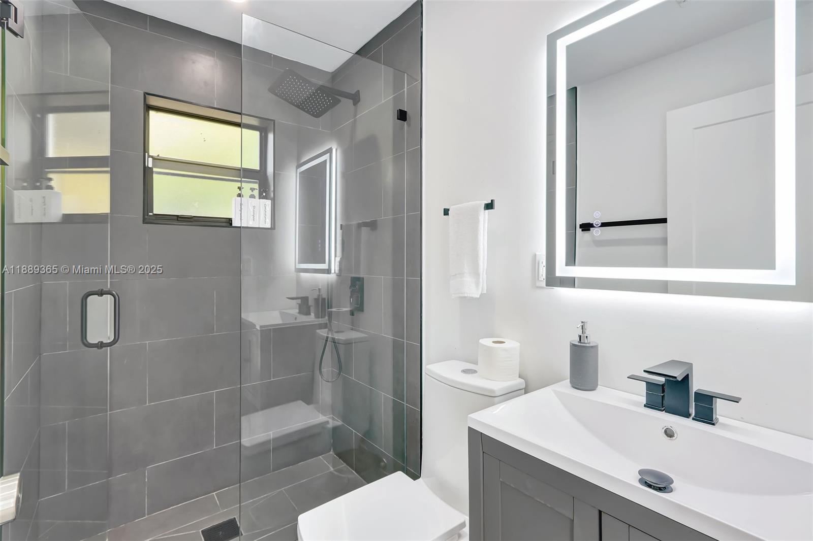 121 NW 41st St Miami, FL 33127