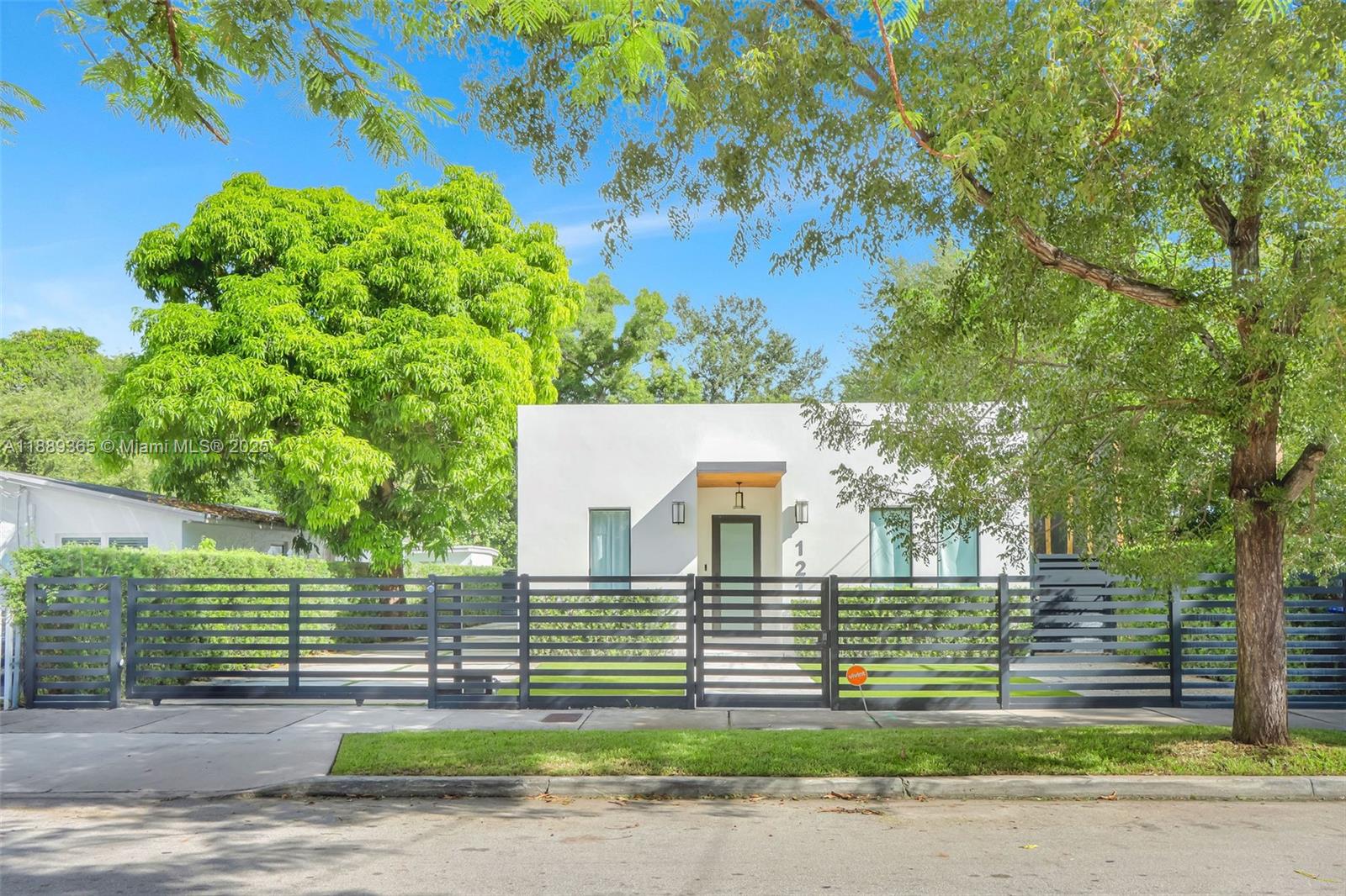 121 NW 41st St Miami, FL 33127