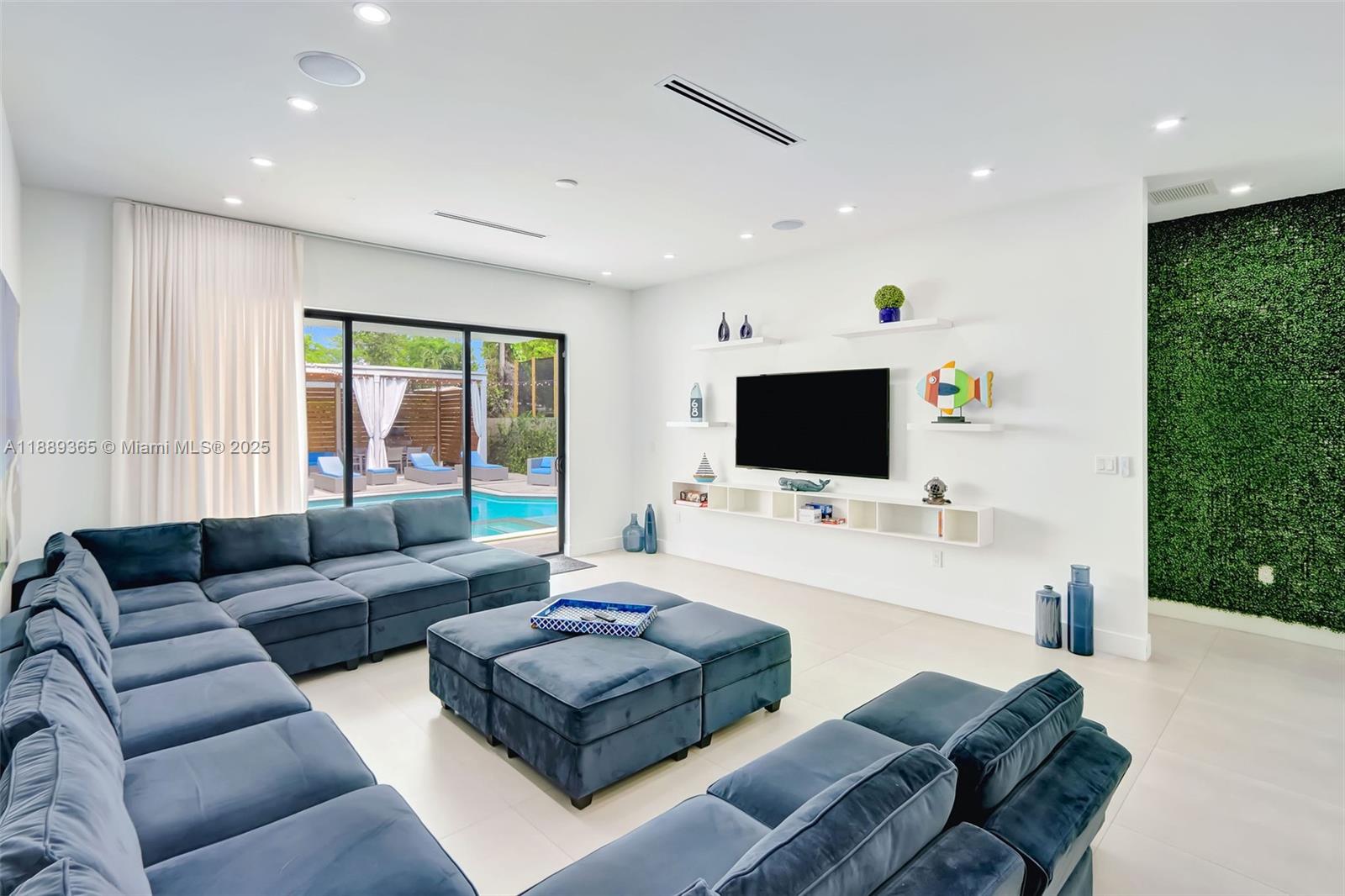 121 NW 41st St Miami, FL 33127