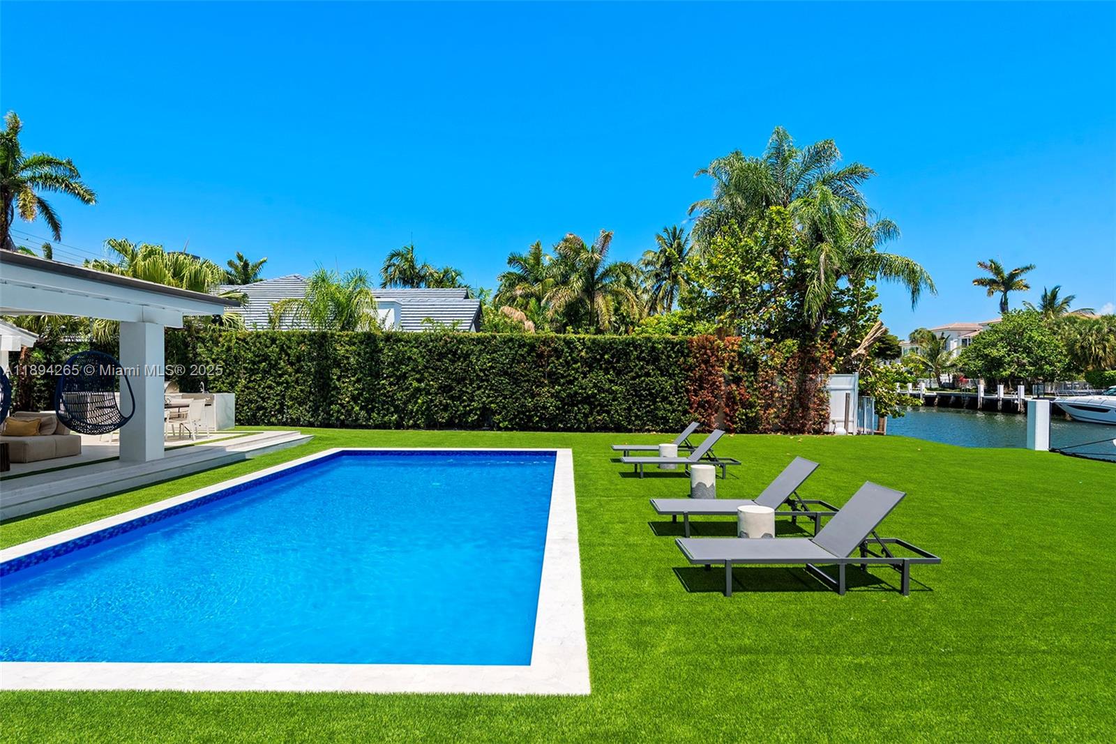 207 Holiday Dr Hallandale Beach, FL 33009