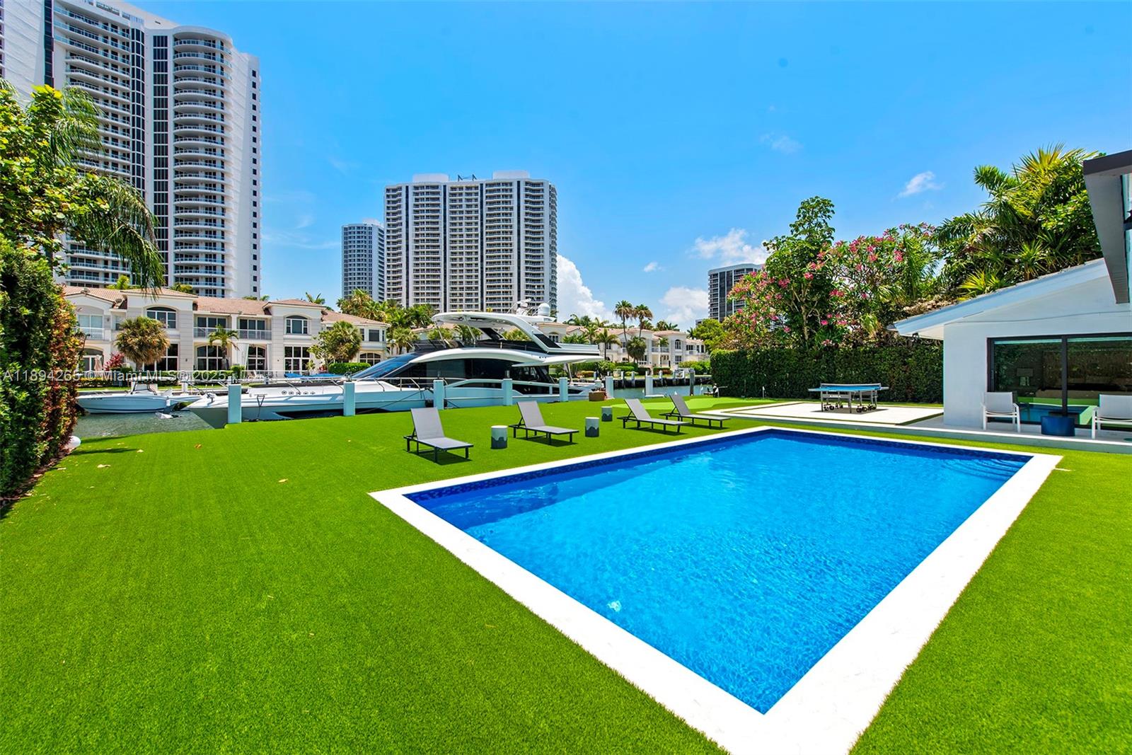 207 Holiday Dr Hallandale Beach, FL 33009