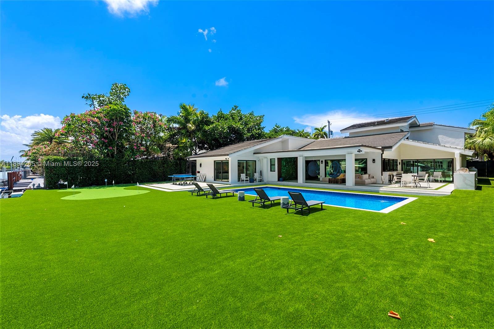 207 Holiday Dr Hallandale Beach, FL 33009