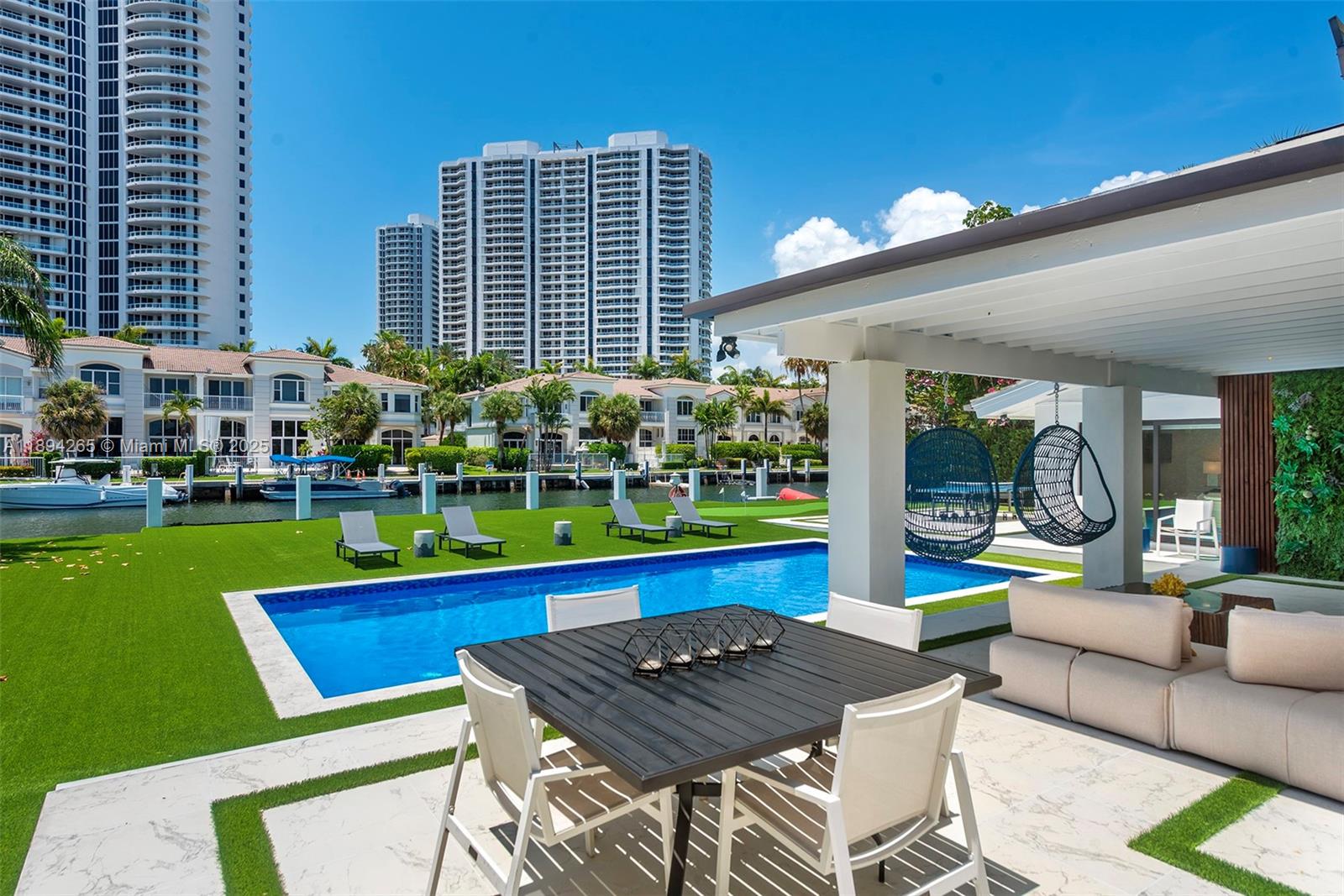 207 Holiday Dr Hallandale Beach, FL 33009