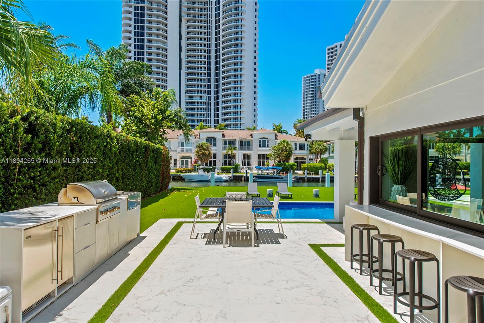 207 Holiday Dr Hallandale Beach, FL 33009