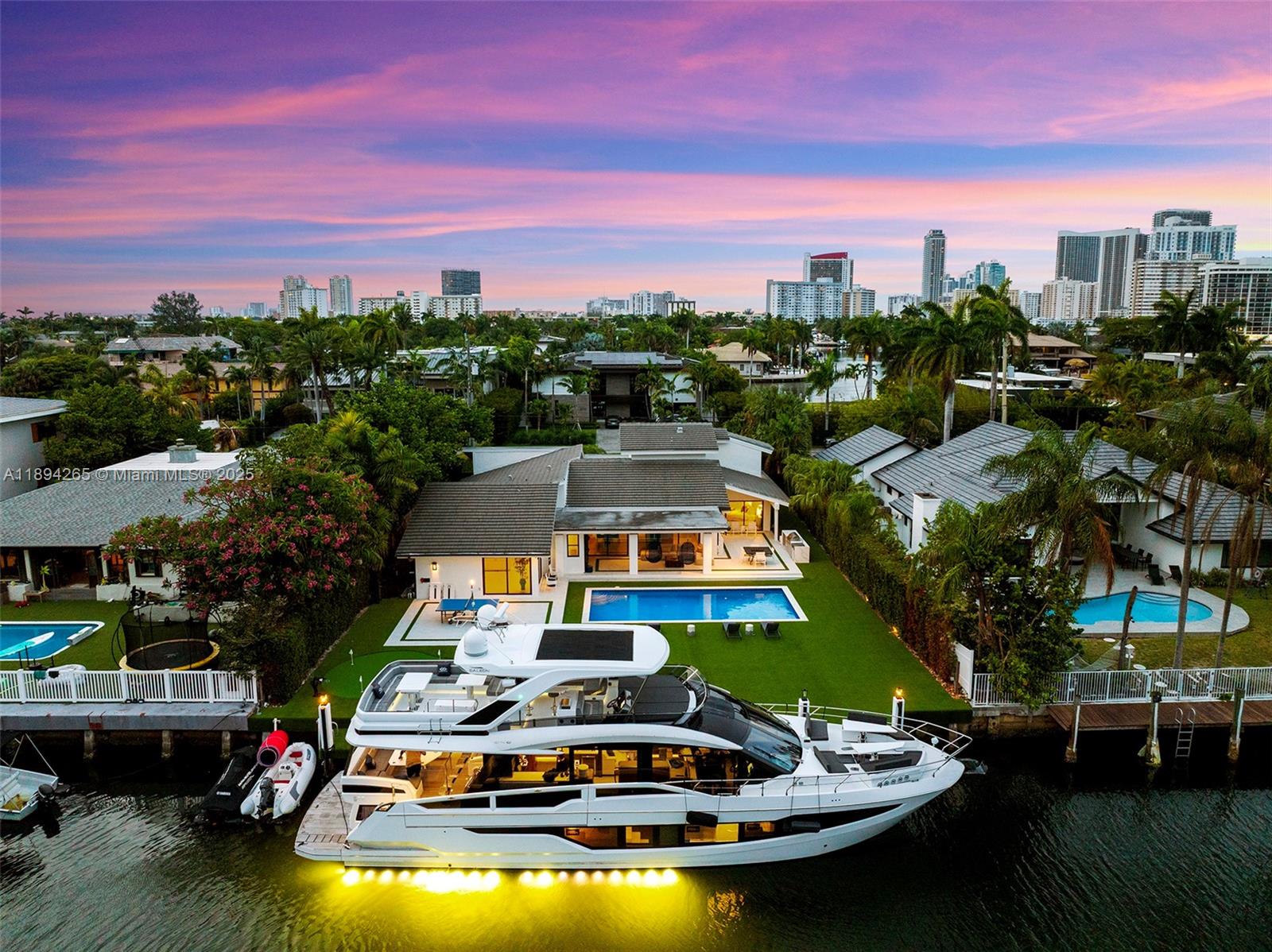 207 Holiday Dr Hallandale Beach, FL 33009