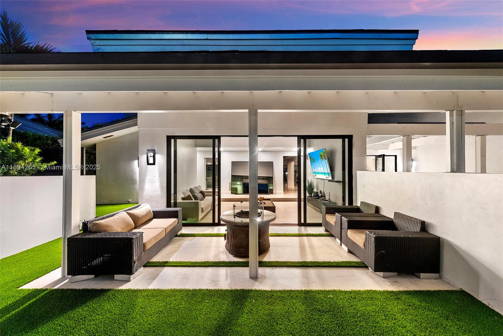 207 Holiday Dr Hallandale Beach, FL 33009