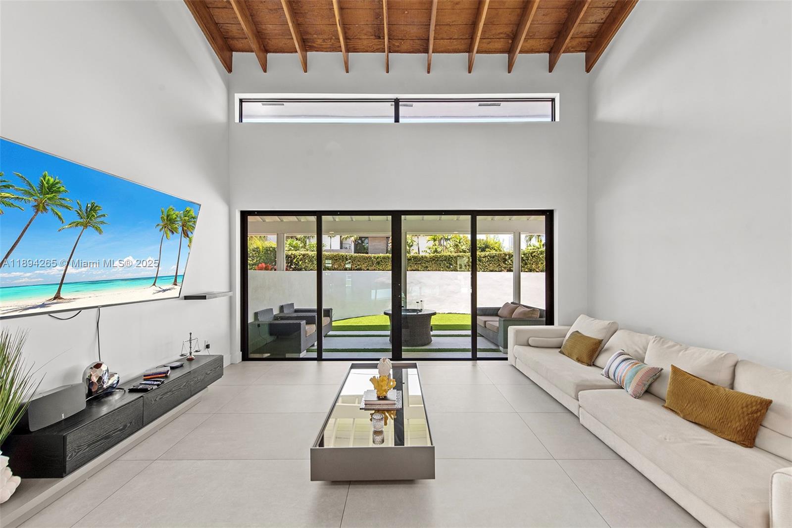 207 Holiday Dr Hallandale Beach, FL 33009