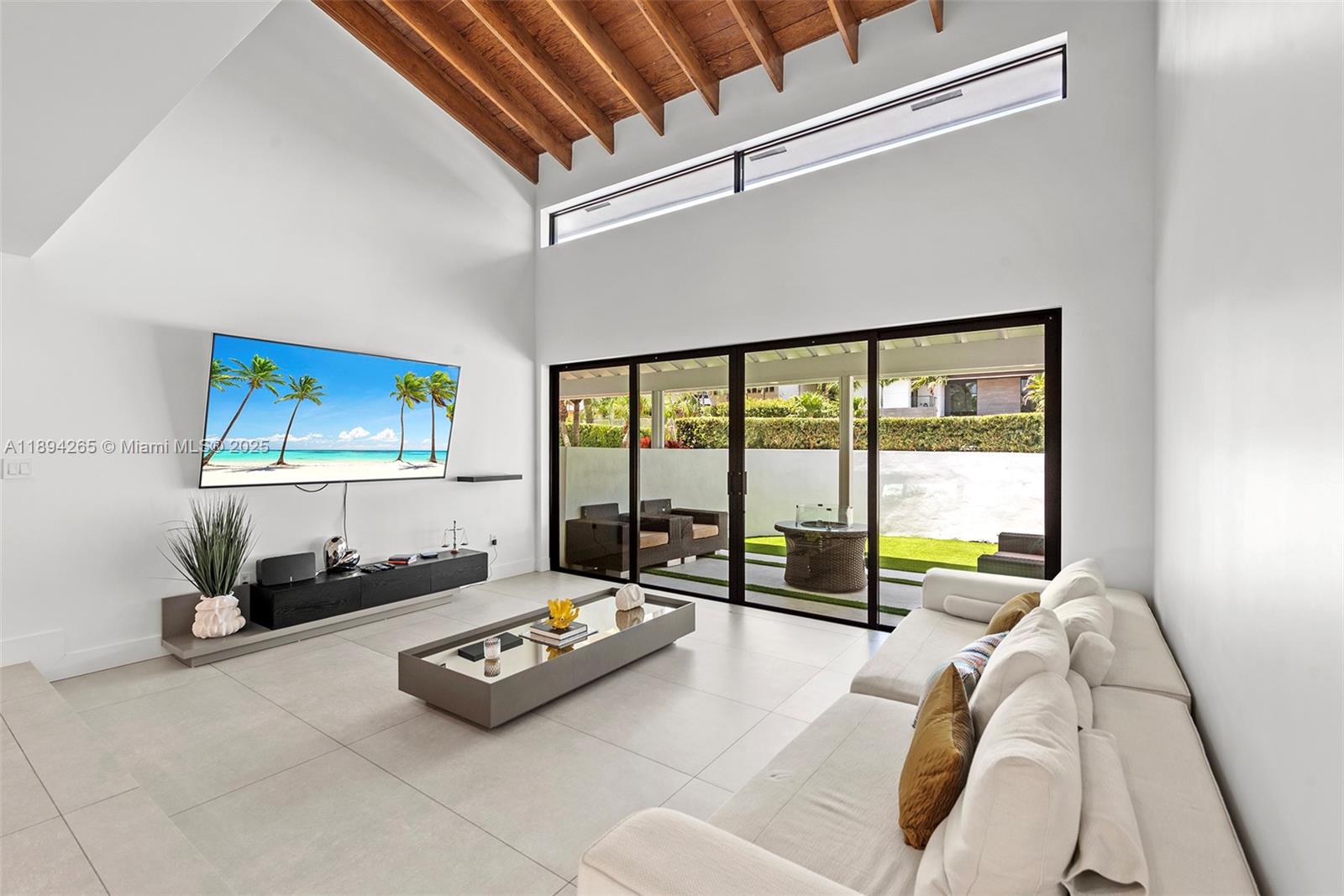 207 Holiday Dr Hallandale Beach, FL 33009