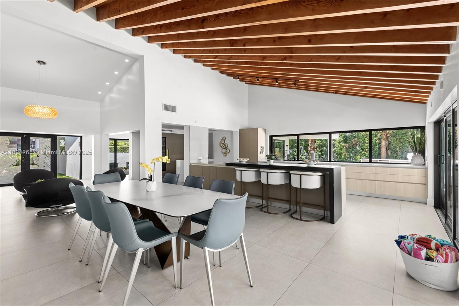 207 Holiday Dr Hallandale Beach, FL 33009