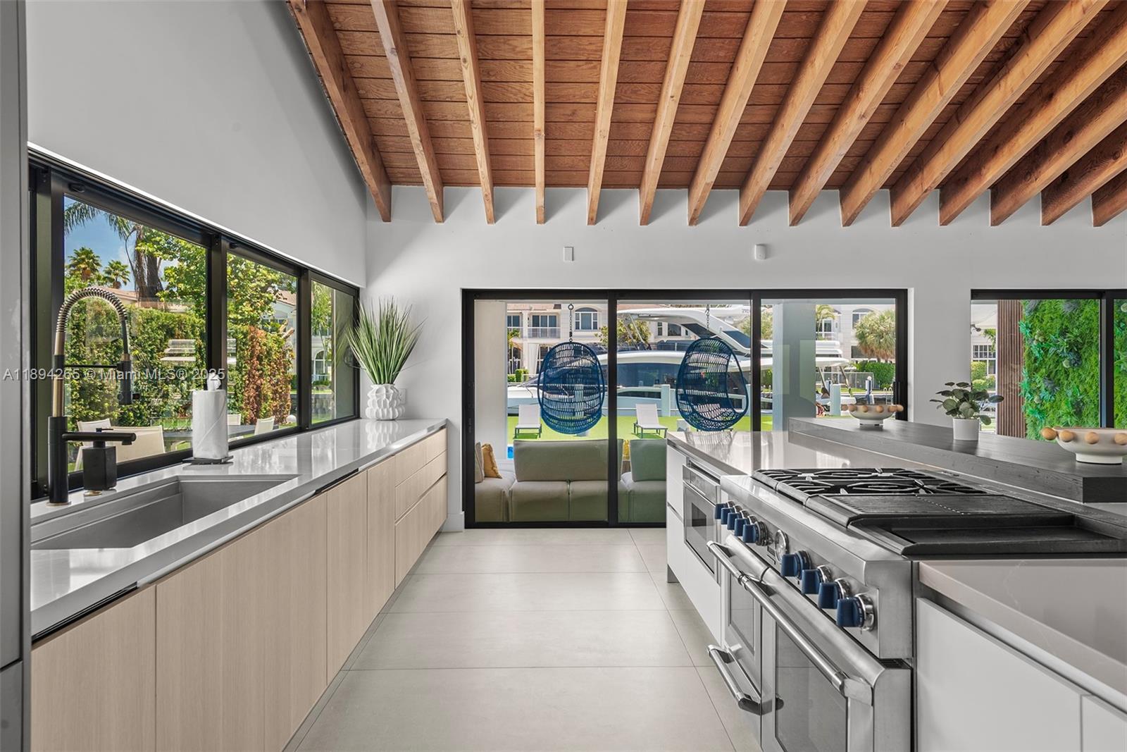 207 Holiday Dr Hallandale Beach, FL 33009