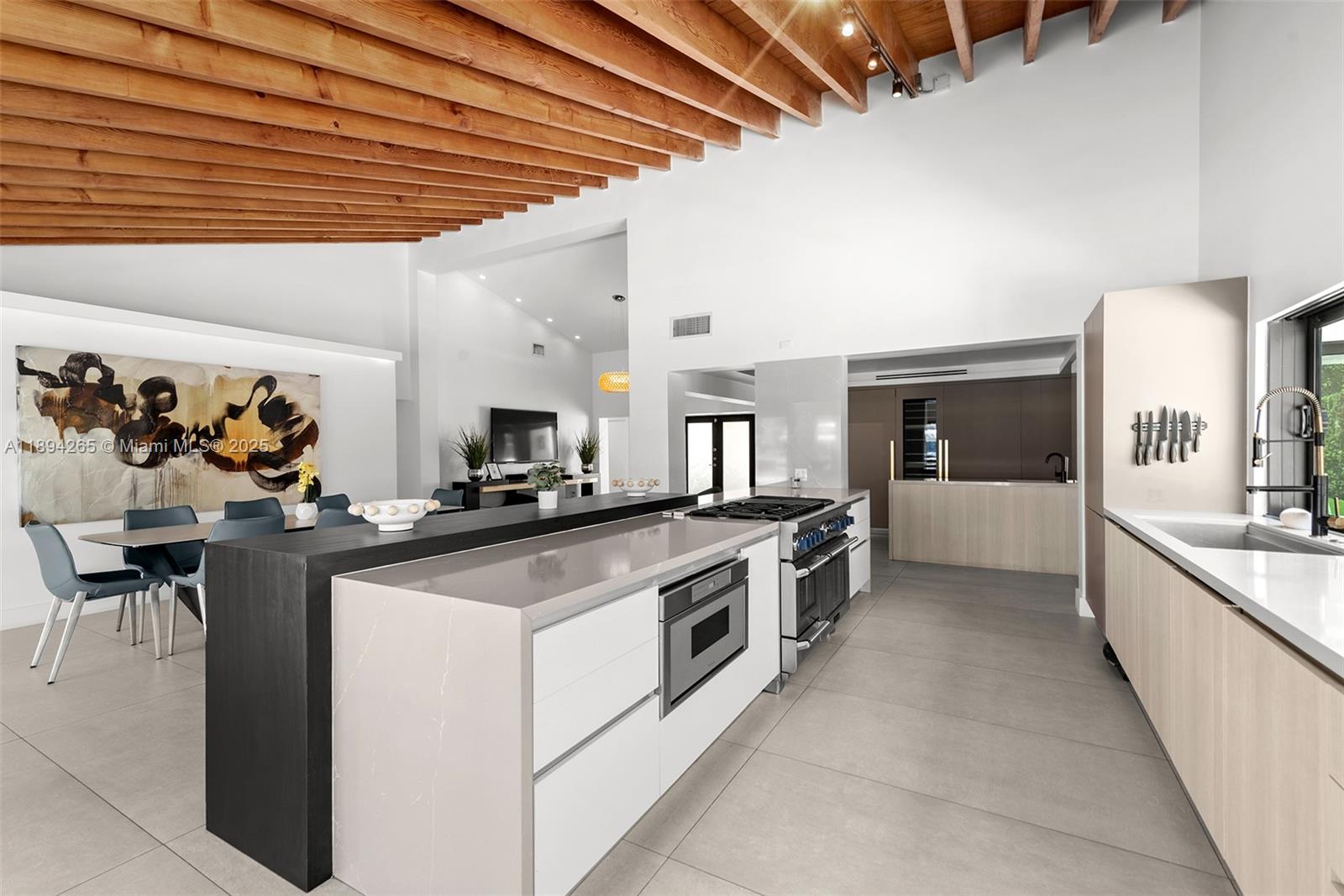 207 Holiday Dr Hallandale Beach, FL 33009