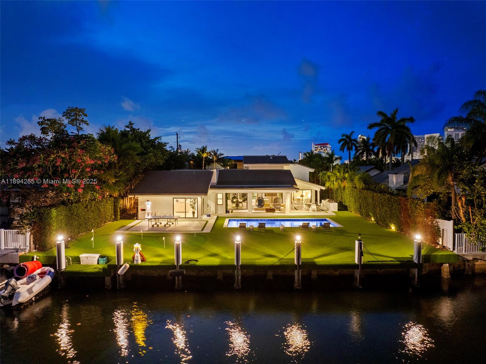 207 Holiday Dr Hallandale Beach, FL 33009