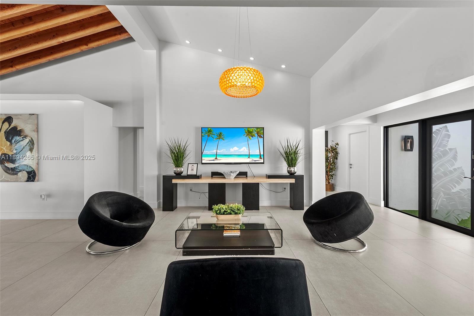 207 Holiday Dr Hallandale Beach, FL 33009