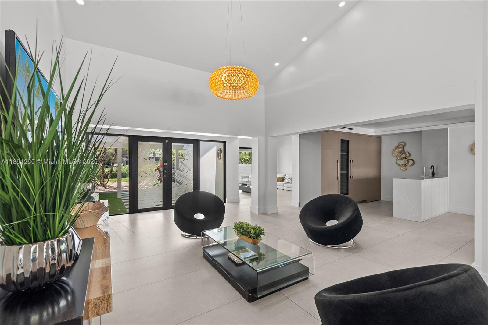 207 Holiday Dr Hallandale Beach, FL 33009