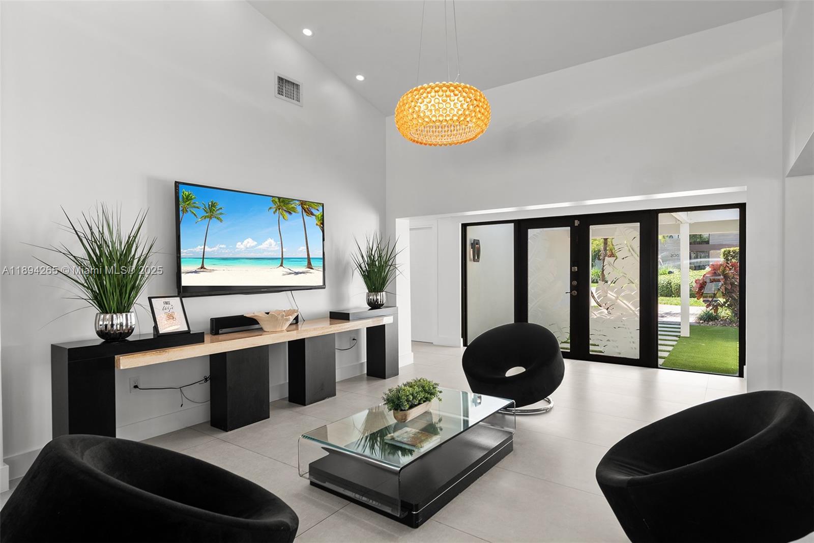 207 Holiday Dr Hallandale Beach, FL 33009