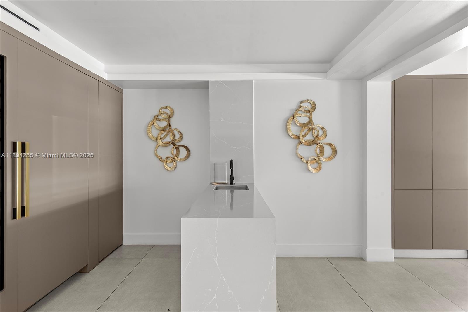 207 Holiday Dr Hallandale Beach, FL 33009