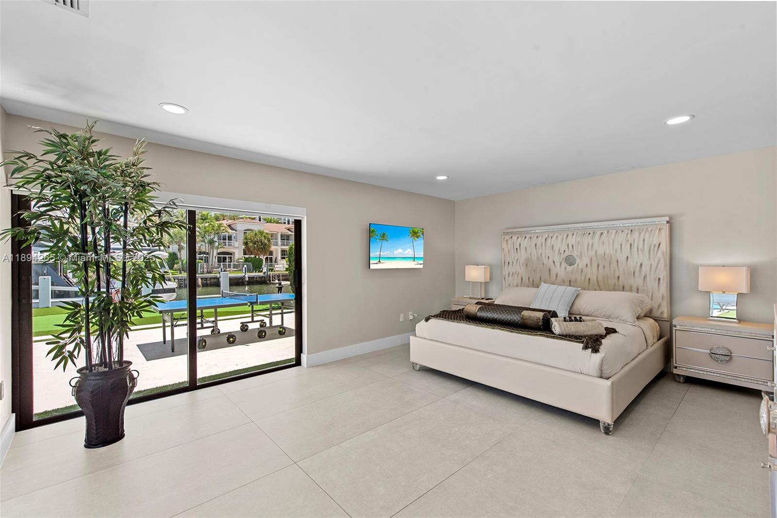 207 Holiday Dr Hallandale Beach, FL 33009