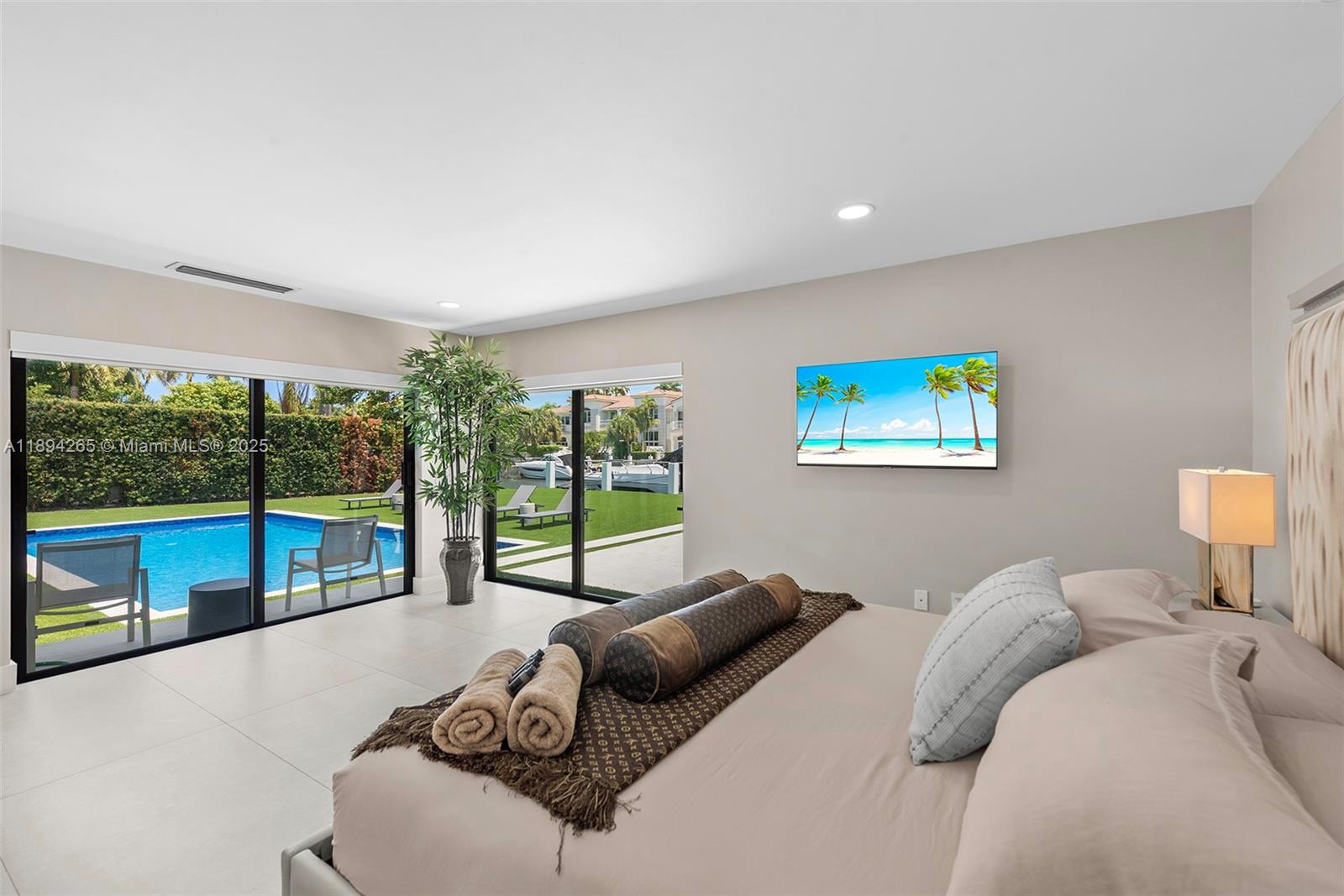 207 Holiday Dr Hallandale Beach, FL 33009