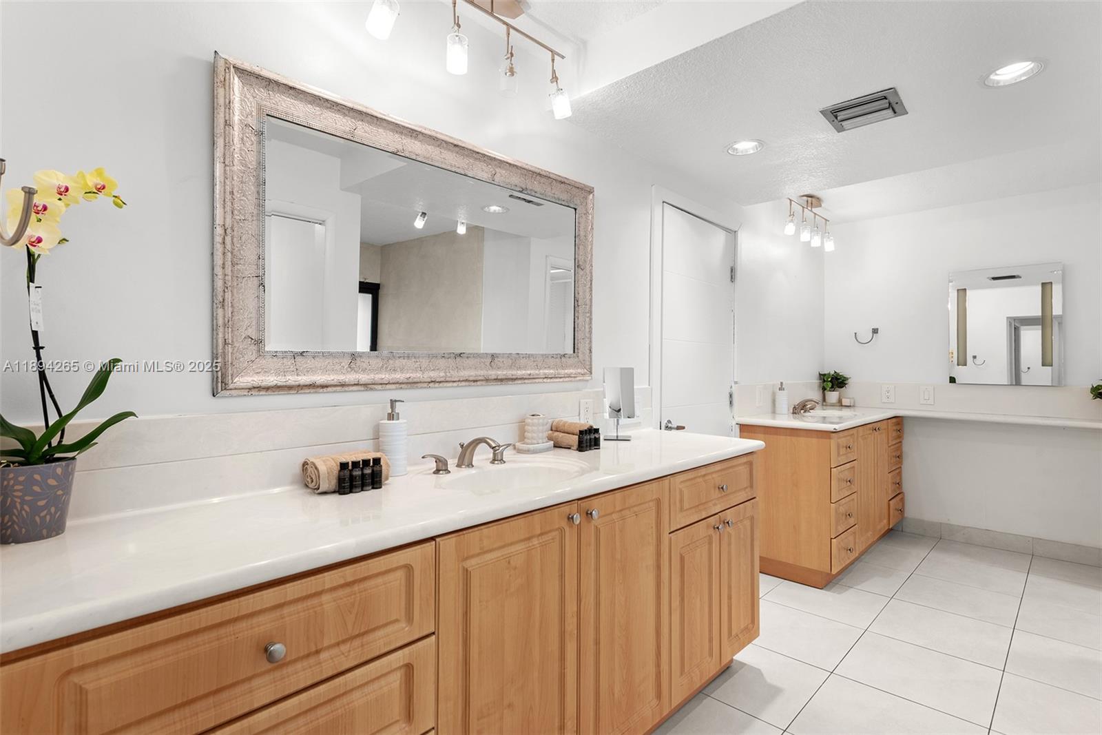 207 Holiday Dr Hallandale Beach, FL 33009