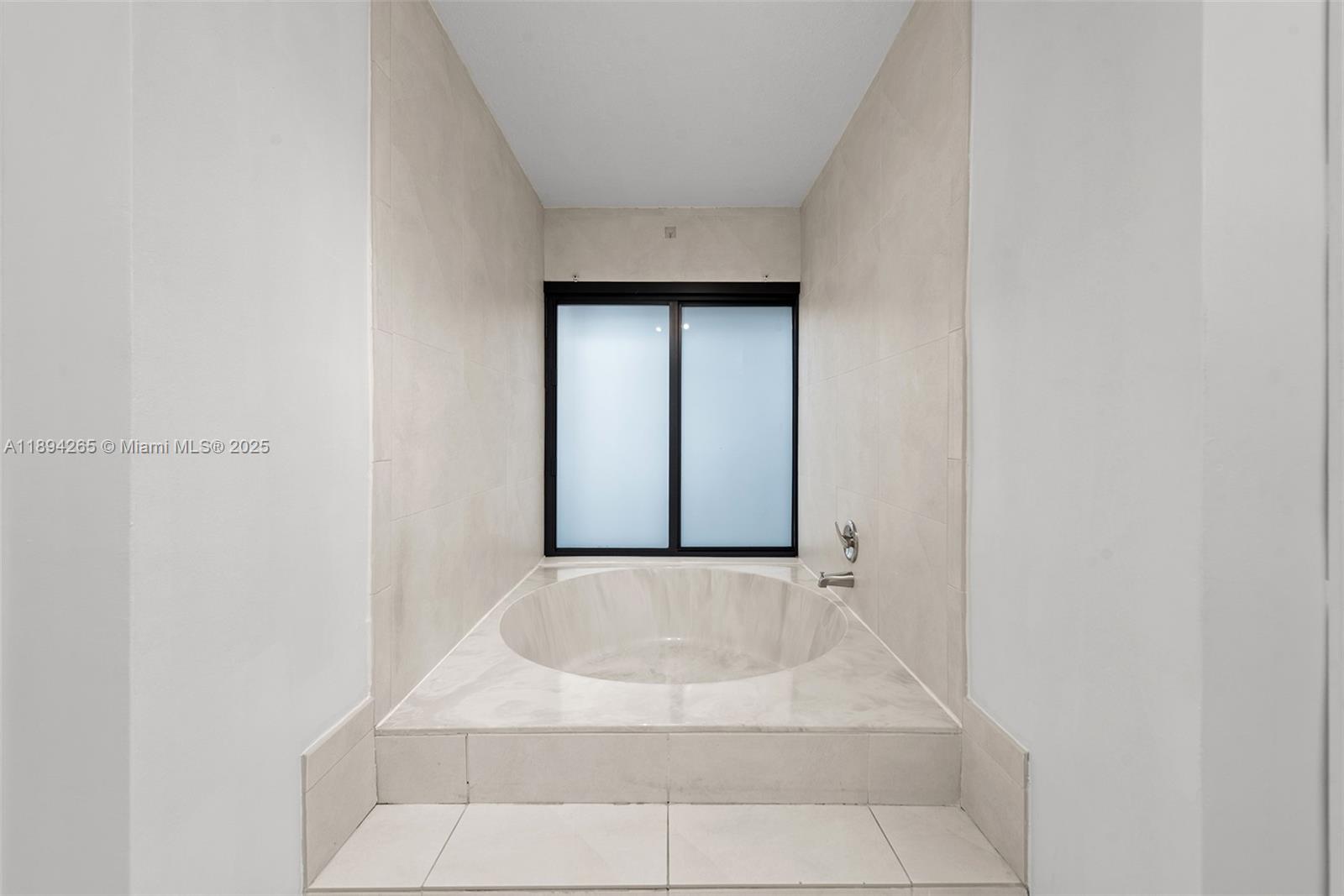 207 Holiday Dr Hallandale Beach, FL 33009