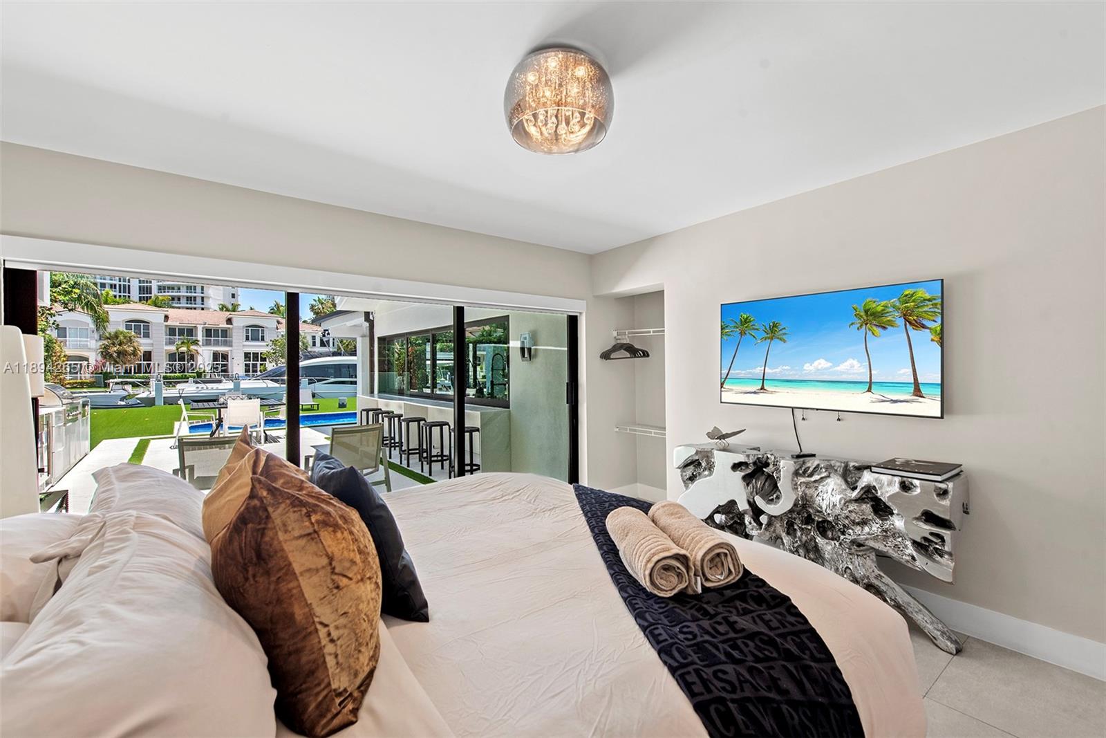 207 Holiday Dr Hallandale Beach, FL 33009