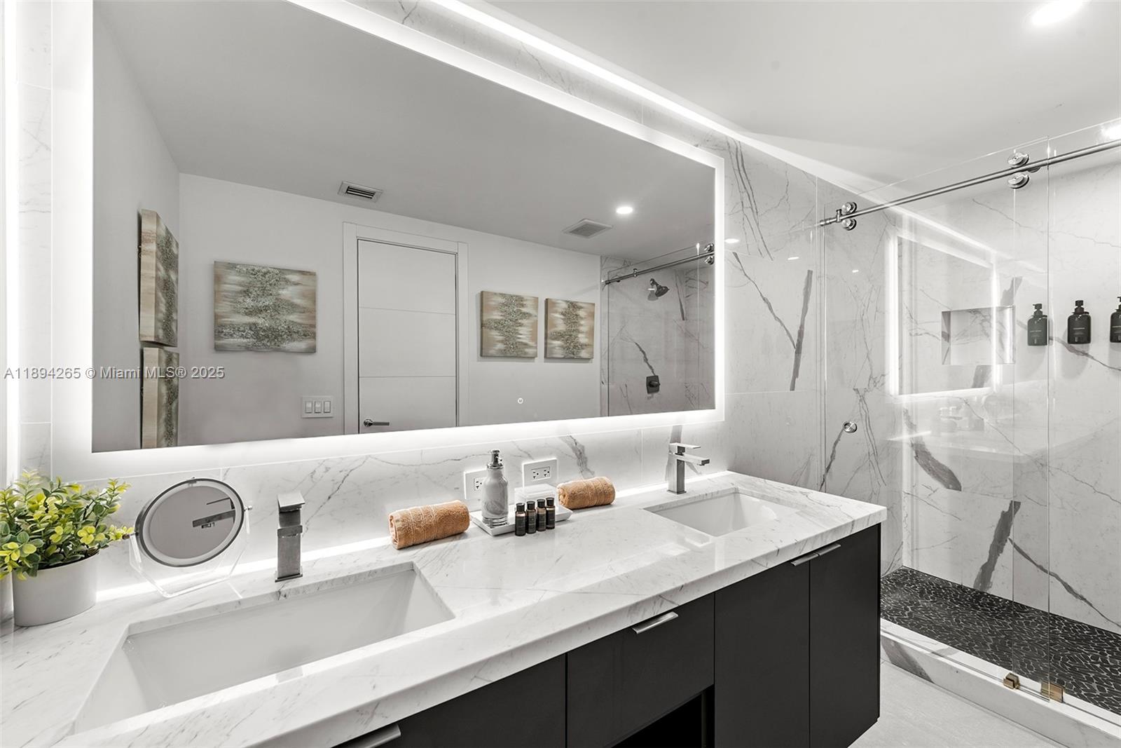 207 Holiday Dr Hallandale Beach, FL 33009