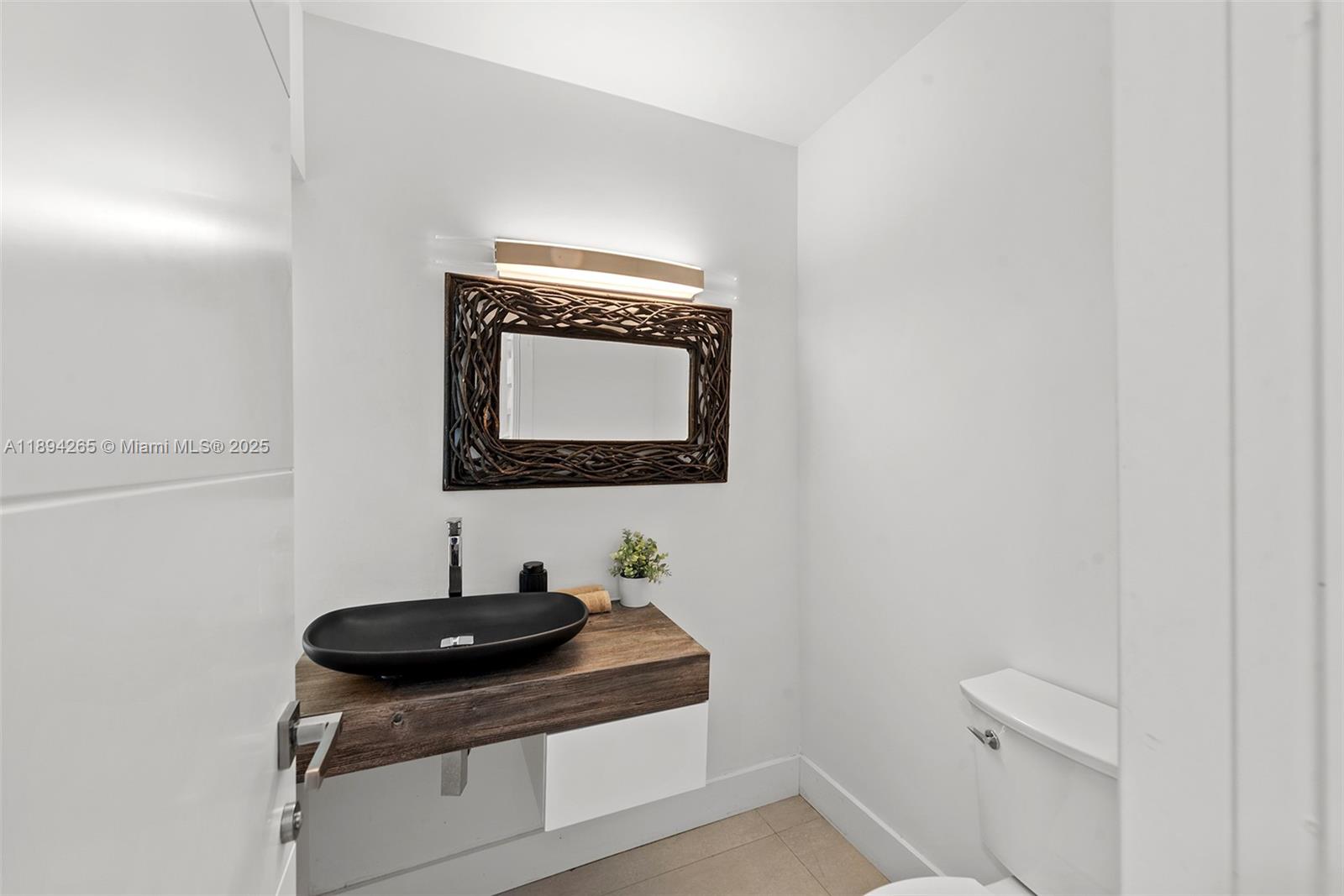 207 Holiday Dr Hallandale Beach, FL 33009