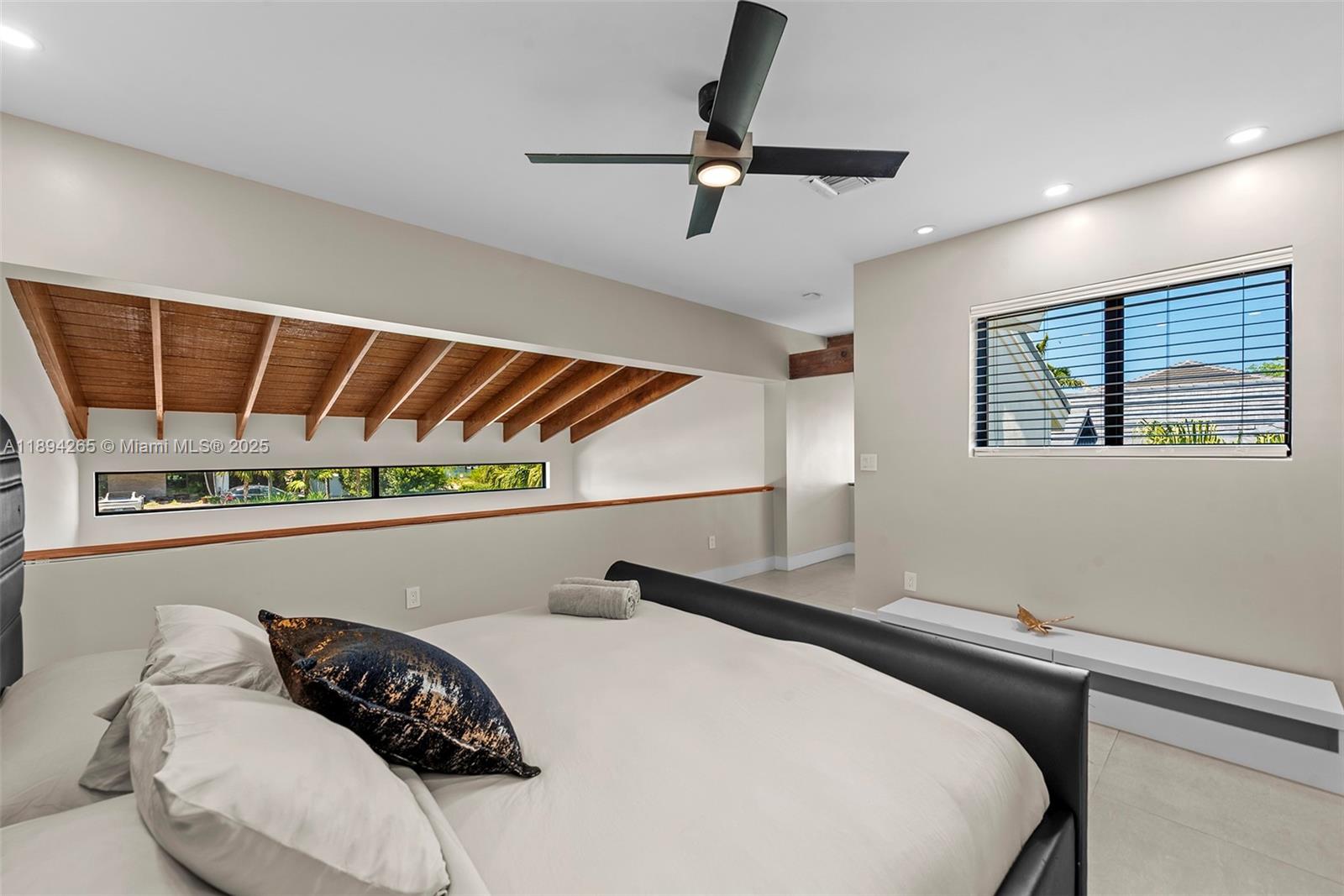 207 Holiday Dr Hallandale Beach, FL 33009