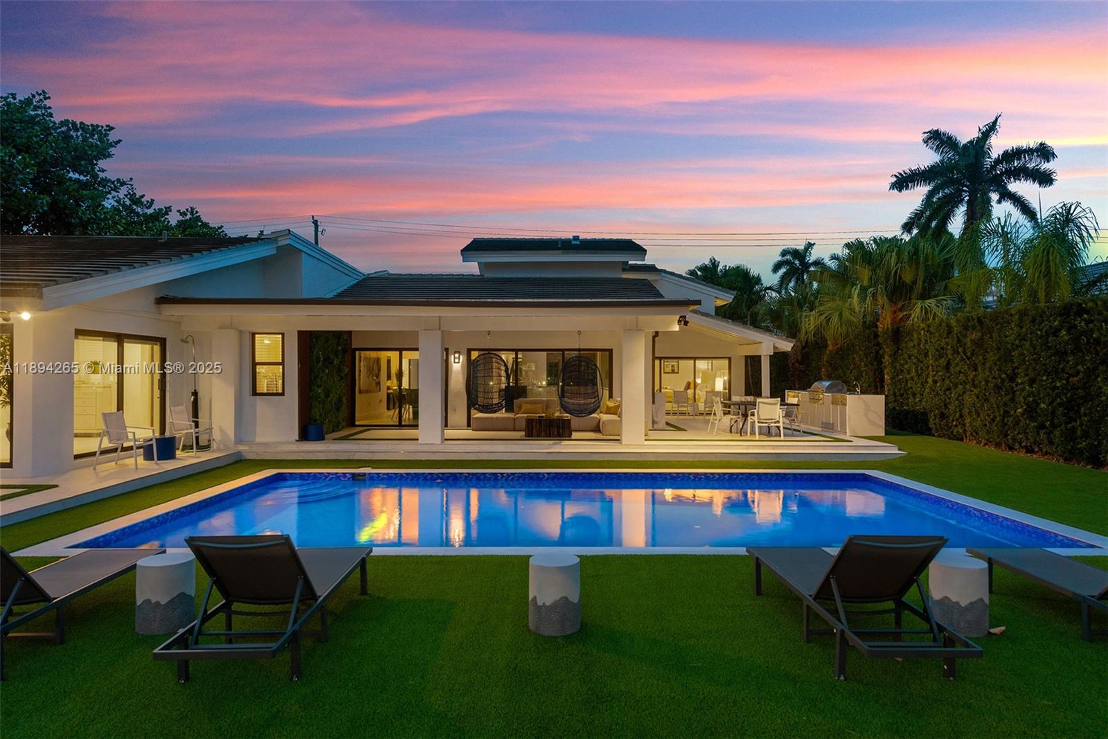 207 Holiday Dr Hallandale Beach, FL 33009