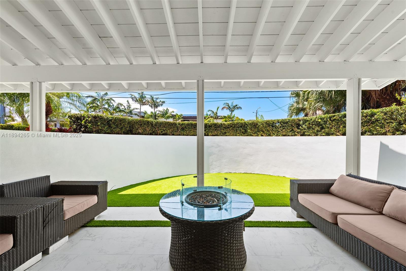 207 Holiday Dr Hallandale Beach, FL 33009