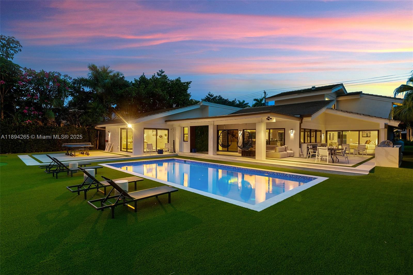 207 Holiday Dr Hallandale Beach, FL 33009