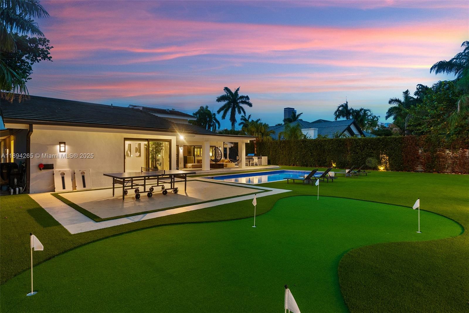 207 Holiday Dr Hallandale Beach, FL 33009